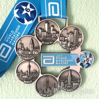 세계 6대 마라톤인 월드 마라톤 메이저스 메달. 6개 도시(보스턴, 런던, 뉴욕, 베를린, 시애틀, 도쿄)가 그려져있다.