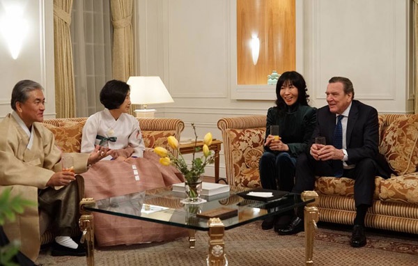 대사관저에 슈뢰더 전 독일총리와 그의 연인 한국인 김소연씨를 2월 19일 초대했다. <사진=정범구 대사 페이스북>