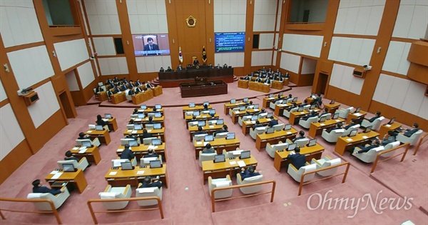 16일 부산시의회는 본회의를 열고 '부산광역시 자치구·군의회의 의원 정수와 자치구·군의원 지역선거구의 명칭·구역 및 의원 정수에 관한 조례 일부개정 조례안'을 통과시켰다. 
