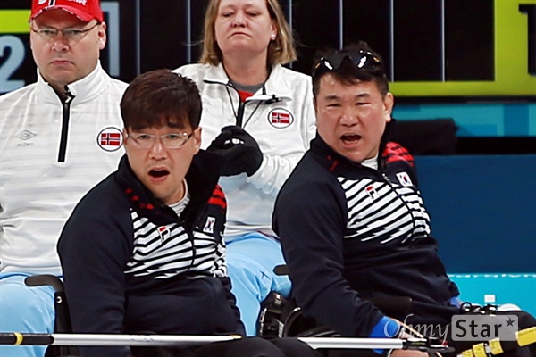  평창동계패럴림픽 휠체어컬링 한국 대 노르웨이의 준결승이 16일 오후 강릉 컬링센터에서 진행됐다. 서순석, 정승원 선수가 경기 도중 스톤이 제대로 오길 바라며 소리를 지르고 있다.