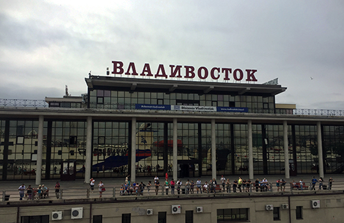 배는 점점 육지와 가까워져 블라디보스톡 항구에 다다른다.