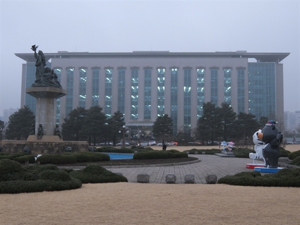 자유한국당에선 왜 '미투(성폭력 피해고발)'가 나오지 않을까. 17대·18대·19대 국회, 구 새누리당 의원실(현 자유한국당)에서 근무했던 30대 중반 여성 C씨는 "자유한국당에선 고발해봤자 달라질 거란 기대가 없다. 좌절감만 맛보고 아무것도 바뀌지 않을 거란 절망감이 들 것"이라고 말했다. 사진은 지난 15일 서울 여의도 국회 의원회관 모습. 