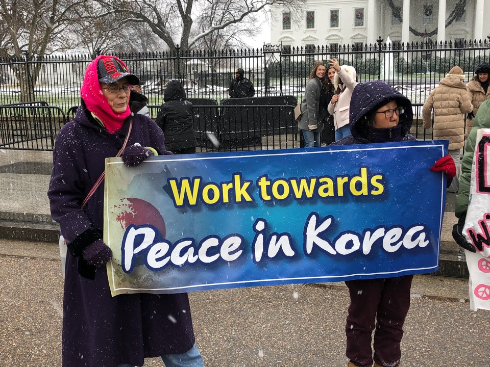 백악관 앞 한반도 평화 시위 지난 겨울 백악관 앞에서 열린 한반도 평화 시위에 함께 참여한 타민족 단체들 