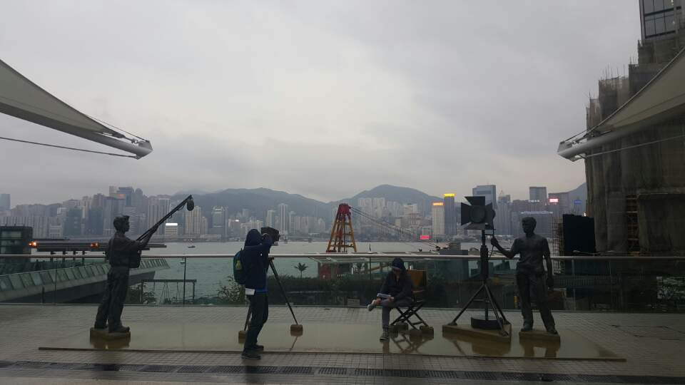 영화 촬영 장면을 형상화한 조형물과 전경으로 보이는 홍콩섬. 