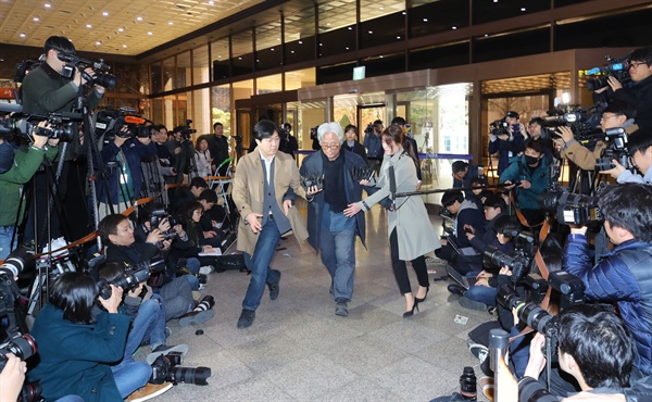극단 단원에게 상습적으로 성폭력을 가한 의혹을 받는 연극연출가 이윤택 씨가 17일 오전 서울 종로구 서울지방경찰청에 조사를 받기 위해 출석하고 있다.