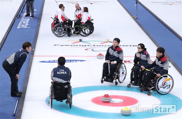  17일 오전 강원도 강릉컬링센터에서 열린 2018평창패럴림픽 컬링 3,4위 결정전에서 대한민국 휠체어 컬링 선수들이 캐나다 선수들과 경기 도중 작전을 짜고 있다. 