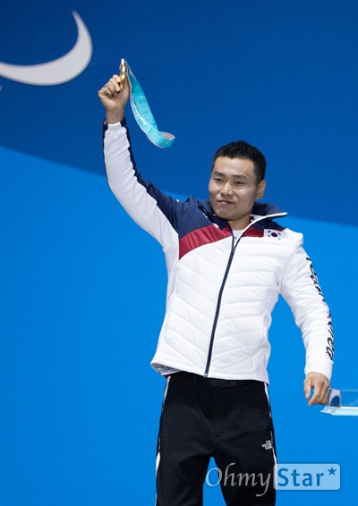  노르딕스키 신의현 선수가 17일 오후 강원도 평창 올림픽메달플라자에서 열린 크로스컨트리 남자 7.5km 좌식 부문 수상식에서 받은 금메달을 들어보이고 있다. 