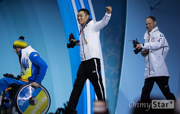  노르딕스키 신의현 선수가 17일 오후 강원도 평창 올림픽메달플라자에서 열린 크로스컨트리 남자 7.5km 좌식 부문 수상식에서 금메달을 받고 무대를 떠나고 있다.