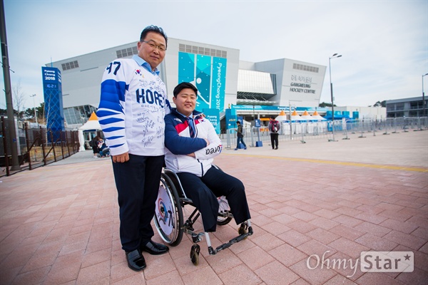  장애인 아이스하키 국가대표 최시우 선수의 아버지 최성민씨가 17일 강릉하키센터에서 열린 평창동계패럴림픽 이탈리아전을 마친 아들과 함께 경기장 앞에서 기념 촬영을 하고 있다. 