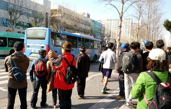 봉산서원을 지나 야수정으로 가고 있는 답사자들