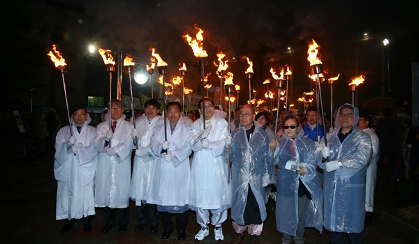 18일 저녁 진주청소년수련관 마당에서 ‘3·1절 기념 걸인·기생 독립만세운동’ 재현행사가 열렸다.