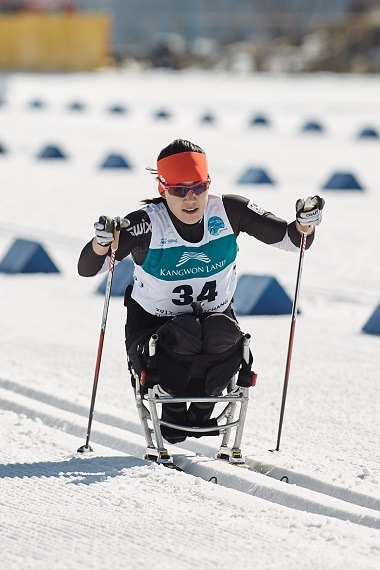 좌식 크로스컨트리 서보라미 선수가 휠체어를 타고 훈련을 하고 있다. 그는 "휠체어가 눈밭 위를 간다는 게 쉬운 일은 아니다"라고 말했다.