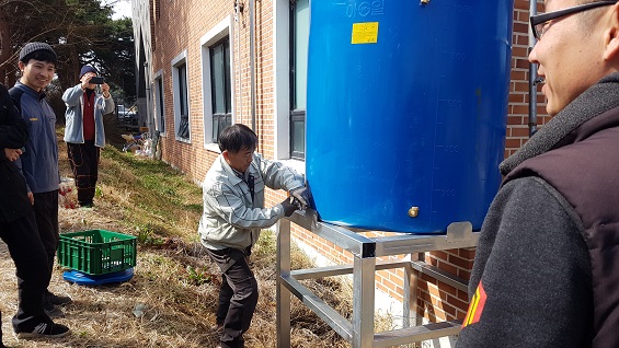 충남홍성군 홍동면 홍동마을활력소 뒤편에 빗물저장소가 설치되고 있다. 
