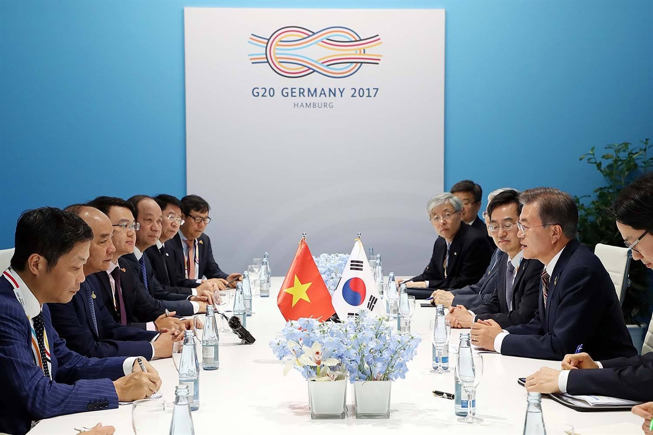 독일 함부르크에서 열린 G20 정상회담 당시, 문재인 대통령과 응웬 쑤언 푹 베트남 총리가 정상회담을 하고 있다.