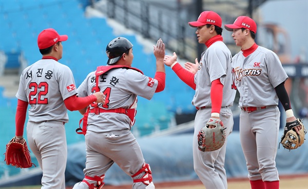 SK 승리 16일 대구삼성라이온즈파크에서 열린 KBO 2018 프로야구 SK 와이번스와 삼성 라이온즈 시범경기에서 7-1로 승리한 Sk 선수들이 기쁨을 나누고 있다. 2018.3.16