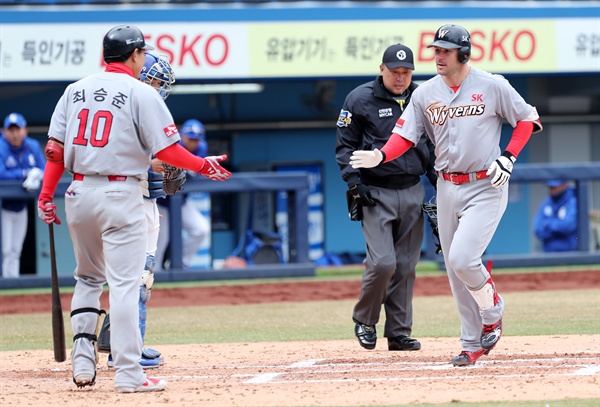 타격감 좋은 로맥 16일 대구삼성라이온즈파크에서 열린 KBO 2018 프로야구 SK 와이번스와 삼성 라이온즈 시범경기. 6회초 무사 때 1점 홈런을 쳐낸 SK 로맥이 득점하고 있다. 2018.3.16