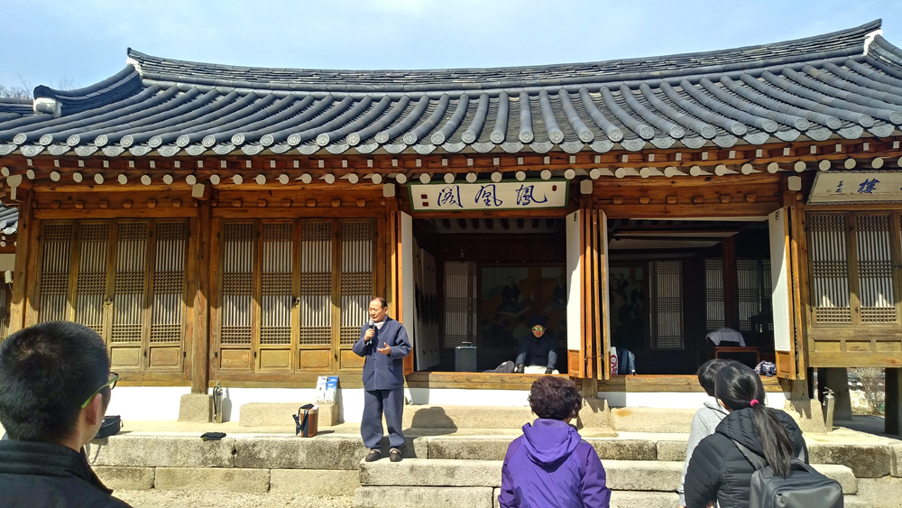 건평 28평, 2층 목조 기와집. 서울특별시 유형문화재 제2호. 의창수도원(義彰修道院)이라고도 한다. 현재 걸려 있는 현판은 오세창(吳世昌)이 썼는데 단 한 번에, ‘봉(鳳)’자는 당나라 명필 안진경(顔眞卿)의 서체로 썼는데 두 획으로 썼다고 한다, ‘황(凰)’자 또한 당나라 명필 회소(懷素)의 서체를, ‘각(閣)’자는 송나라 명필 미불(米？)의 서체를 본뜬 것이다.