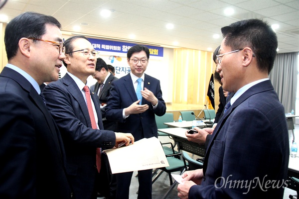 19일 오전 한국산업단지공단 경남본부 회의실에서 열린 더불어민주당 한국지엠대책특위의 현장 간담회에서 홍영표 위원장과 한경호 경남지사 권한대행 등이 이야기를 나누고 있다.