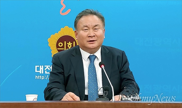 더불어민주당 이상민(대전 유성구을)의원이 19일 오후 대전시의회에서 대전시장 선거 출마를 선언했다.