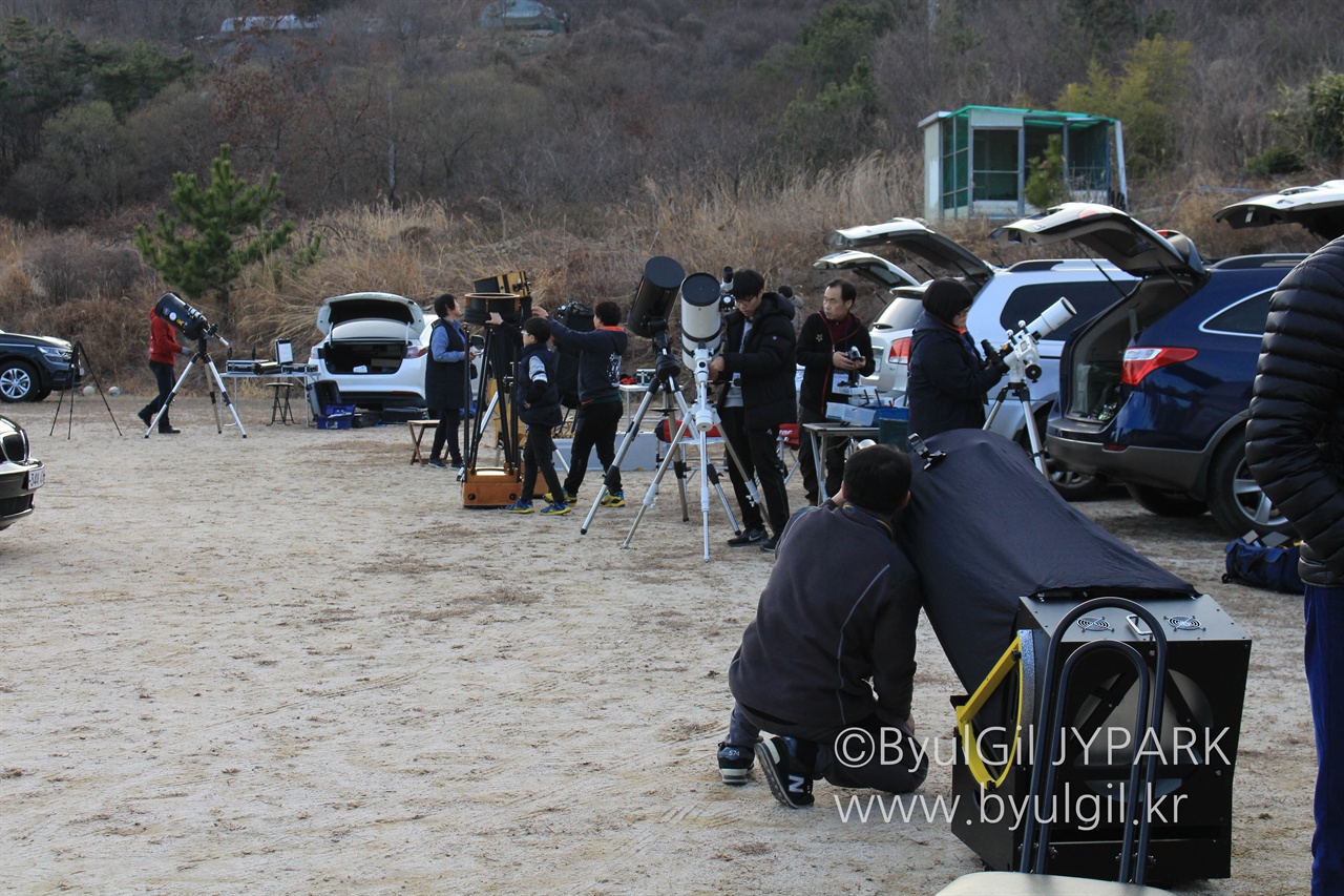 경남 메시에마라톤 참가자들이 대회 개최전 망원경을 설치하고 점검하고 있다.