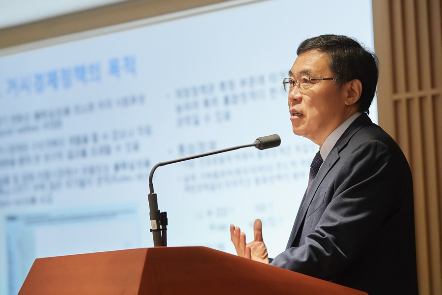 19일 서울 중구 한국은행 삼성본관에서 열린 기자간담회에서 이일형 한국은행 금융통화위원이 '거시경제정책의 효율적 운영'이라는 주제로 발표하고 있다. 