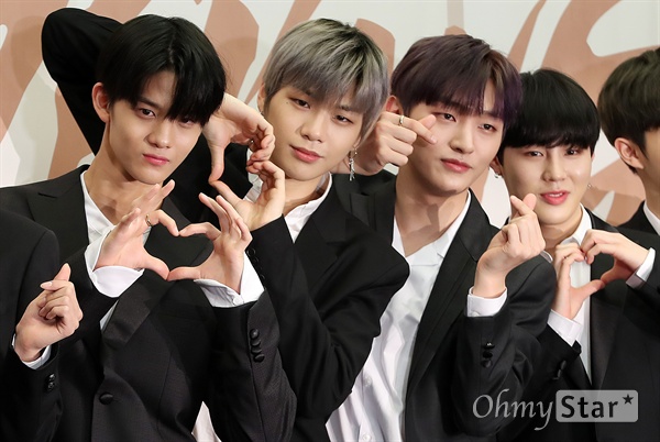 '워너원' 배진영-강다니엘-윤지성-하성운, 4인 4색 하트 워너원의 배진영, 강다니엘, 윤지성, 하성운이 19일 오후 서울 상암동의 한 호텔에서 열린 두 번째 미니앨범 '0+1=1(I PROMISE YOU)' 발매 기념 컴백 기자간담회에서 하트를 만들어보이고 있다. '0+1=1'은 사랑의 서약인 반지를 형상화한 '0'과 너를 만나 완전한 하나가 된 워너원을 의미하는 '1'이 만나 그들을 상징하는 두 번째 손가락에 약속의 반지를 낀 워너원 '1'을 나타낸다.