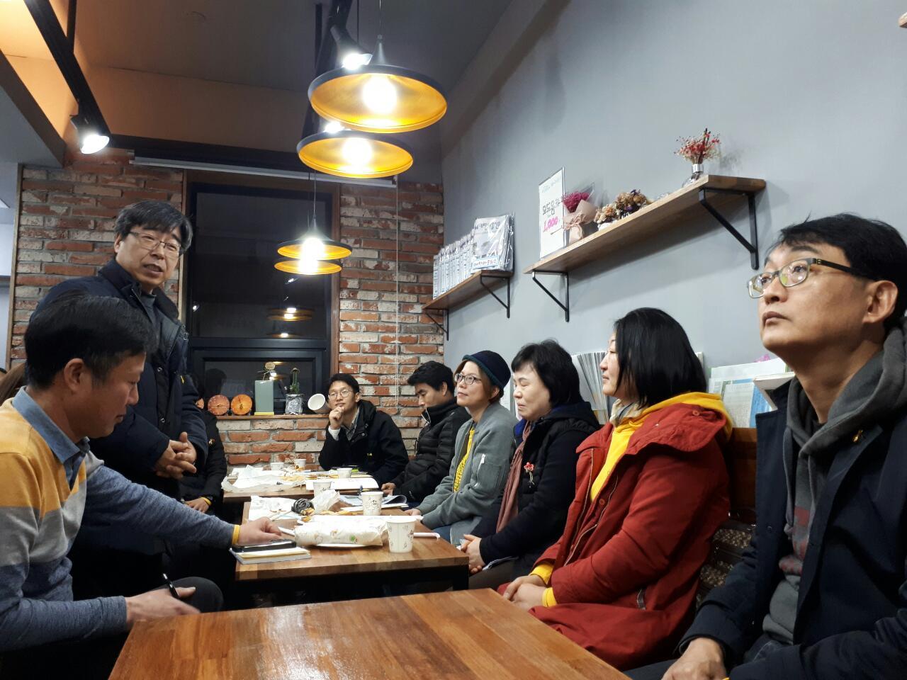 사진 우측 가운데 빨간 점퍼에 노란 티를 입으신 분이 호성이 어머니, 그 옆으로 은정이 어머니와 준형이 고모님이 앉아 계시다. 일어서 계신 분은 정종훈 목사님