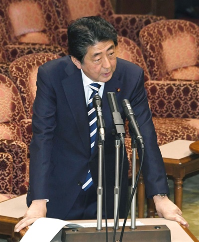 아베 신조(安倍晋三) 일본 총리. 사진은 지난 19일 참의원 예산위원회에 출석해 사학스캔들과 관련한 의원들의 질의에 답변하고 있는 모습. 