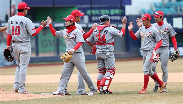 승리의 기쁨 16일 대구삼성라이온즈파크에서 열린 KBO 2018 프로야구 SK 와이번스와 삼성 라이온즈 시범경기에서 7-1로 승리한 Sk 선수들이 기쁨을 나누고 있다. 