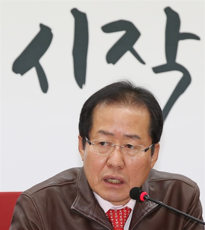 자유한국당 홍준표 대표가 20일 오전 서울 여의도 당사에서 열린 6·13 지방선거 총괄기획단 전체회의에 참석해 발언하고 있다