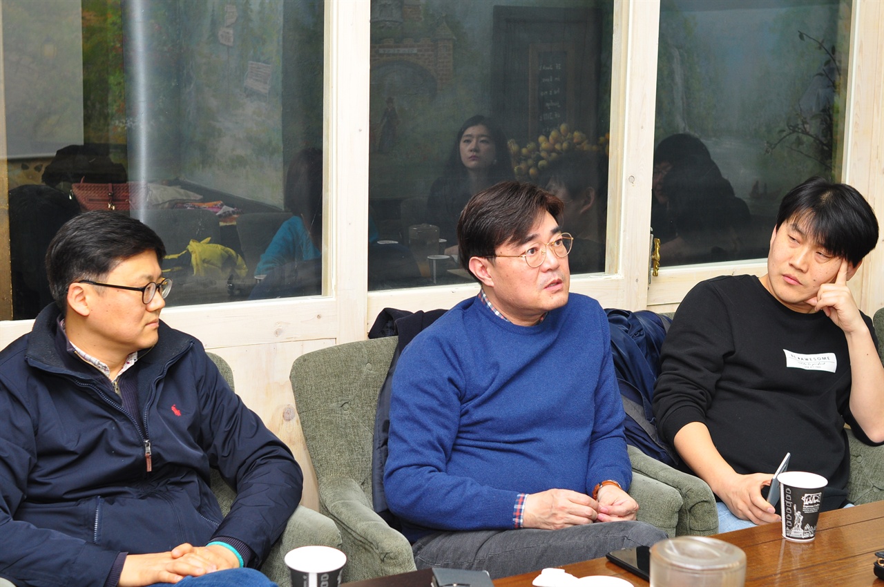 서울 마을공동체 모임 논의하는 모습