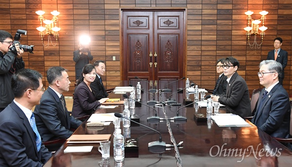 판문각에서 마주 앉은 윤상과 현송월 20일 오전 판문점 북측지역 통일각에서 작곡가 겸 가수 윤상을 수석대표로 하는 예술단 평양공연 실무접촉 대표단이 북측 수석대표인 현송월 삼지연관현악단 단장을 비롯한 대표단과 협의를 하고 있다.