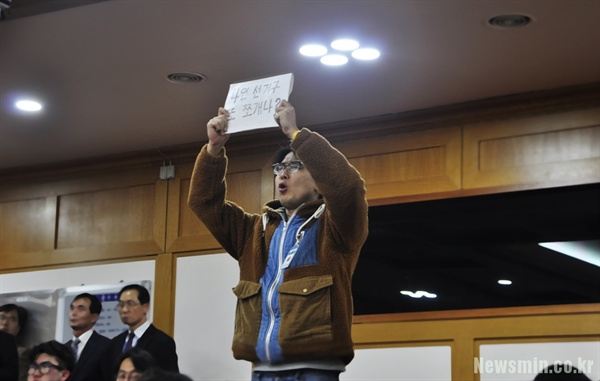 지난 19일 열린 대구시의회 256회 임시회 2차 본회의에서 4인 선거구 쪼개기에 반발하는 한 시민단체 관계자가 항의하고 있다.