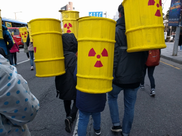 '나비행진'에서 핵 폐기물을 운반하고 있는 나와 꼬마들