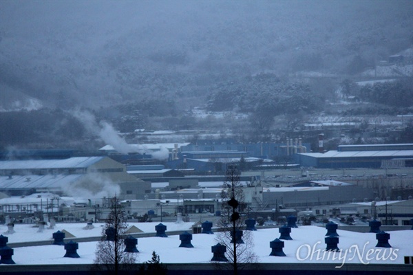 춘분인 21일 경남 창원지역에 눈이 내려 공장 지붕과 산에 쌓여 있다.