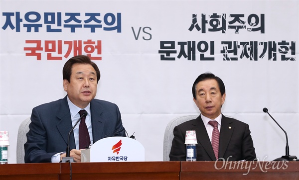 자유한국당 김성태 원내대표와 김무성 의원이 21일 오전 국회에서 열린 중진의원-상임·특위위원장 연석회의에 참석하고 있다. 