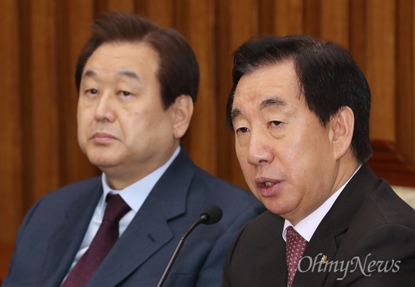 자유한국당 김성태 원내대표와 김무성 의원이 21일 오전 국회에서 열린 중진의원-상임·특위위원장 연석회의에 참석하고 있다. 