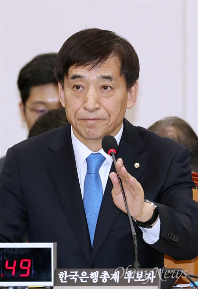 이주열 한국은행 총재 후보자가 21일 국회 기획재정위원회에서 열린 인사청문회에서 의원들의 질의에 답변하고 있다. 

