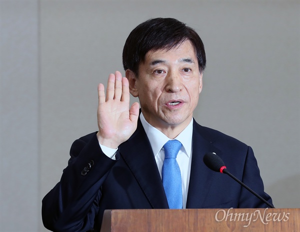 이주열 한국은행 총재 후보자가 21일 국회 기획재정위원회에서 열린 인사청문회에서 증인 선서를 하고 있다. 
