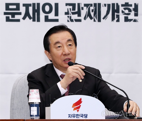 자유한국당 김성태 원내대표가 21일 오전 국회에서 열린 중진의원-상임·특위위원장 연석회의에 참석하고 있다. 