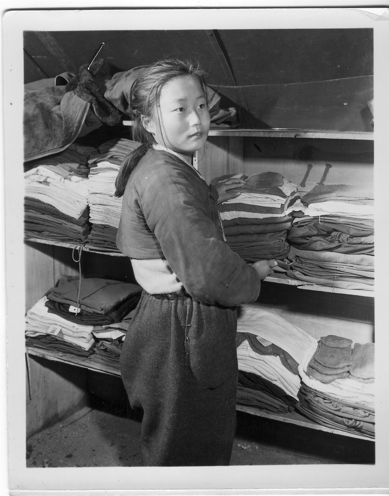 1954. 3. 3. 한국의 한 소녀가 세탁한 옷을 정돈하고 있다.
