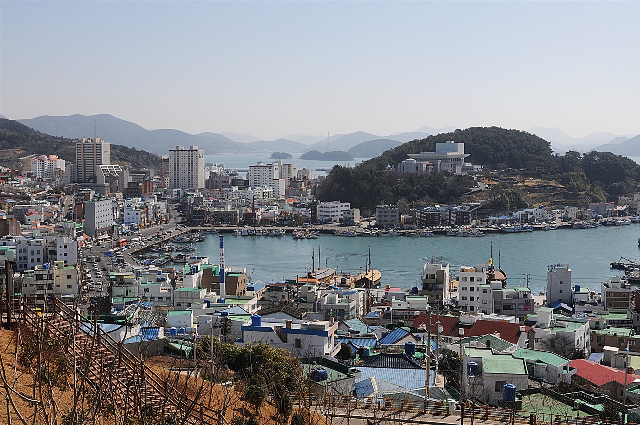 서포루에서 내려다본 강구안 풍경. 야경도 좋다. 