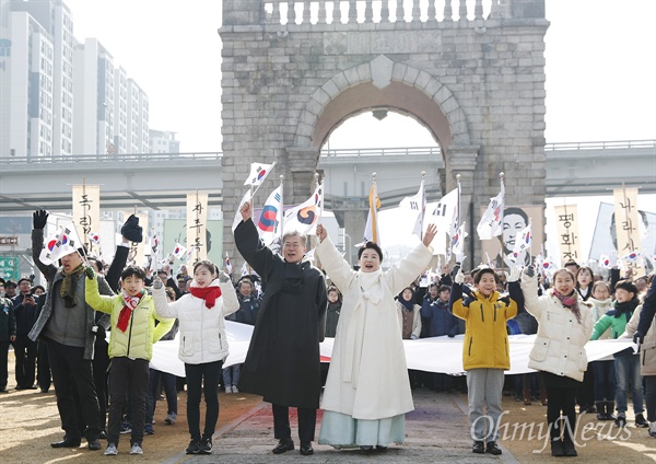 문재인 대통령과 부인 김정숙 여사가 1일 오전 서울 서대문형무소 역사관에서 열린 제99주년 3ㆍ1절 기념식을 마친 뒤 참석자들과 함께 독립문까지 행진한 뒤 만세 삼창을 하고 있다.