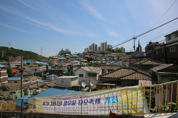 인천시의 원도심 활성화를 위한 전략은 전통시장을 비롯한 경제기반 조성과 생활여건의 획기적 개선에 맞춰졌다.