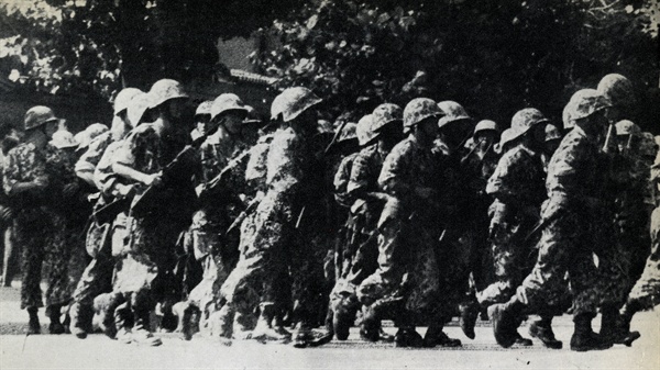 한일협정 비준 반대의 소용돌이 속에서 1965년 8월 26일 위수령이 발동됐다. 경찰로는 치안 유지가 어렵다고 판단한 당시 서울시장 윤치영의 요청으로 서울 일원에 위수령이 발동됐고, 연세대와 고려대에 휴업령이 내려졌다. 무장한 군인은 학내에 진입하기도 했다.