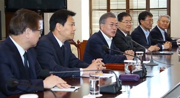 문 대통령, 남북정상회담 준비위 2차 회의 주재 문재인 대통령이 21일 오전 청와대 여민관에서 열린 남북정상회담 준비위 2차 회의에서 인사말을 하고 있다.