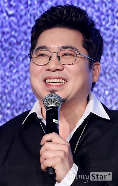 '솔리드' 김조한, 여유 넘치는 미소 그룹 솔리드의 김조한이 21일 오후 서울 한남동의 한 공연장에서 열린 새 앨범 < Into the Light > 발매 기자회견에서 포즈를 취하고 있다.