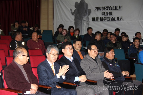 일제강제징용노동자상 경남건립추진위원회가 21일 저녁 경남도교육청 공감홀에서 연 "일제강제동원 역사특강, 위령문화제"에서 김영만 추진위원장과 박종훈 경남도교육감, 김상찬 한국노총 경남본부 사무처장, 공민배 경남지사 예비후 등이 앉아 있다.