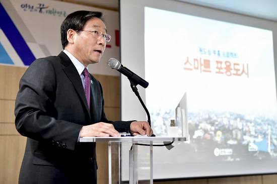 유정복 인천시장은 21일 기자회견을 열어 인천 원도심 활성화를 위해 5년간 3조원을 투입하고, 인천도시재생본부를 설치해 추진하겠다고 밝혔다. 