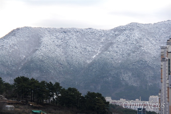 22일 아침 창원 둘레 산에 눈이 쌓여 있다.